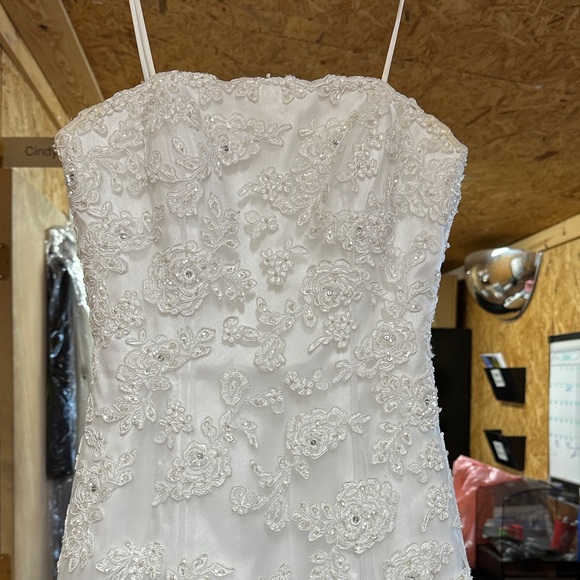 Elegant White Lace Wedding Dress - Picture 2 of 4